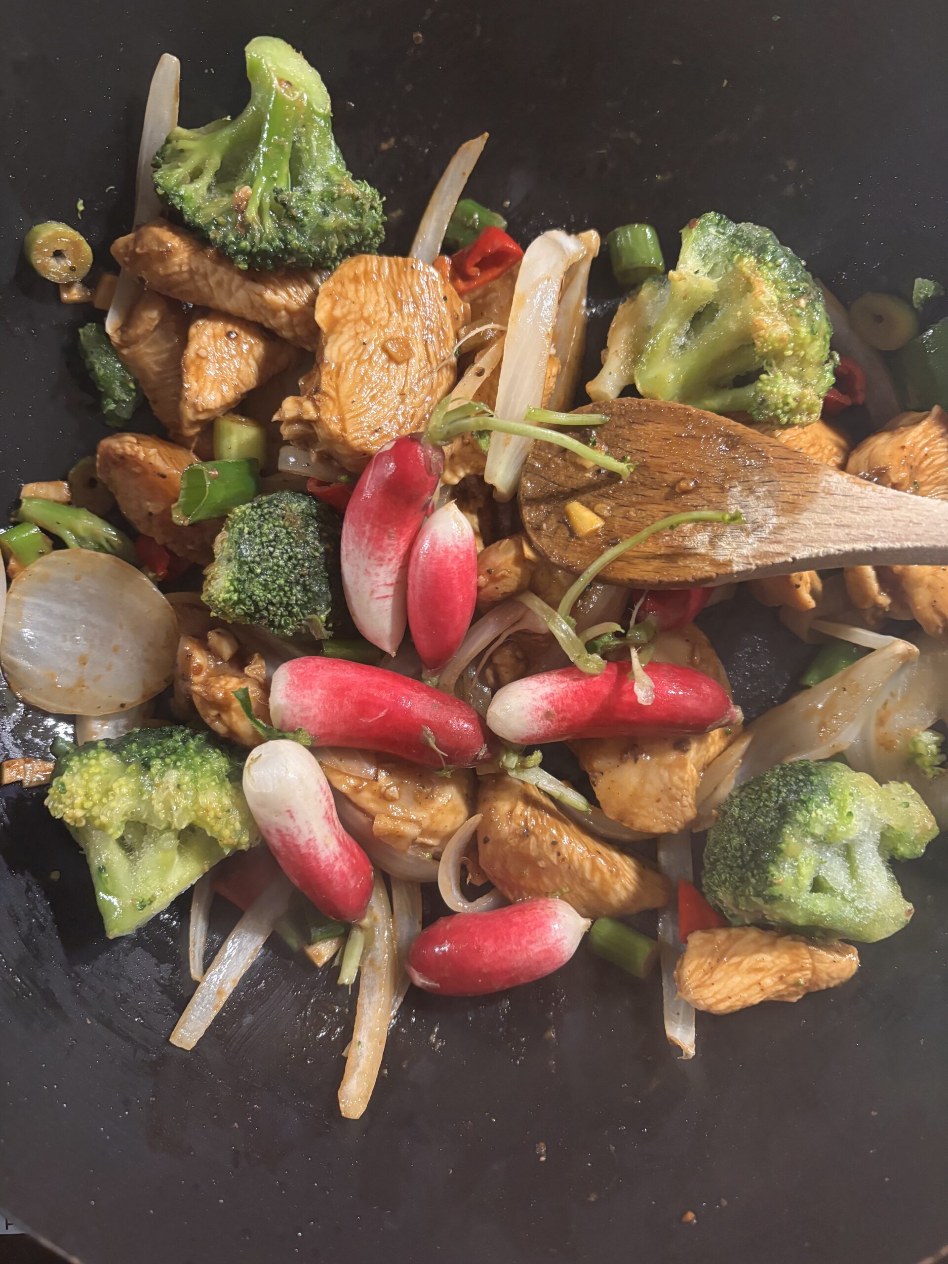 Poulet Black Pepper, brocolis, radis croquants et riz basmati