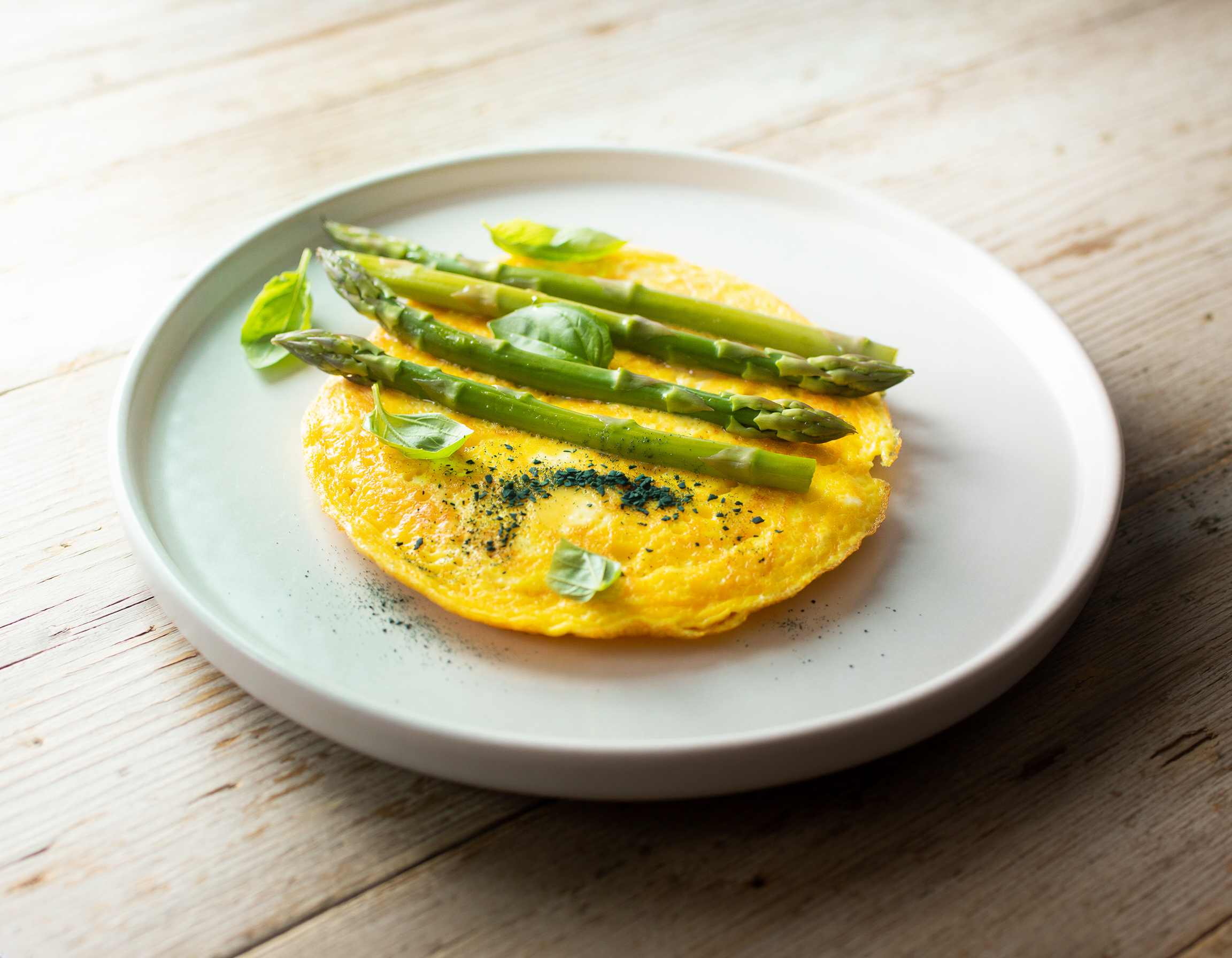 Omelette « bleue » à la spiruline et aux asperges vertes