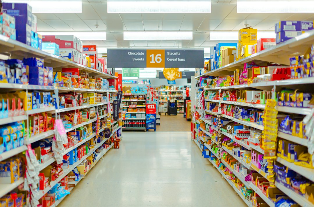 Rayon de supermarché rempli de produits alimentaires emballés à comparer